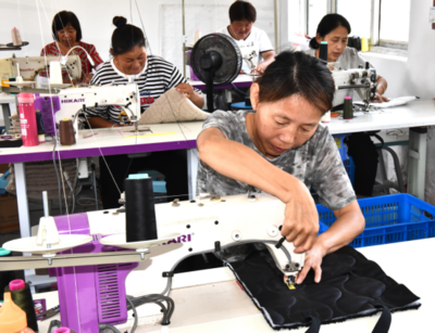 靈璧縣馮廟鎮:縫紉加工帶動農民家門口就業